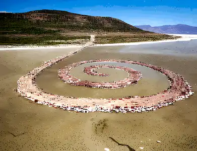 Robert Smithson. M3*5 Es/r/s*, 1970. Pç 457,2 m de comprimento Grande Lago Salgado, Utah (EUA)