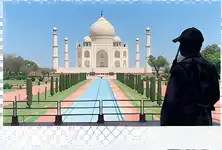 Um agente de segurança vigia o Taj Mahal, na Índia.