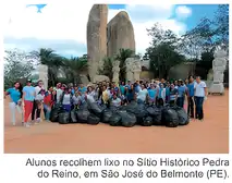 Alunos recolhem lixo no Sítio Histórico Pedra do Reino, em São José do Belmonte (PE).